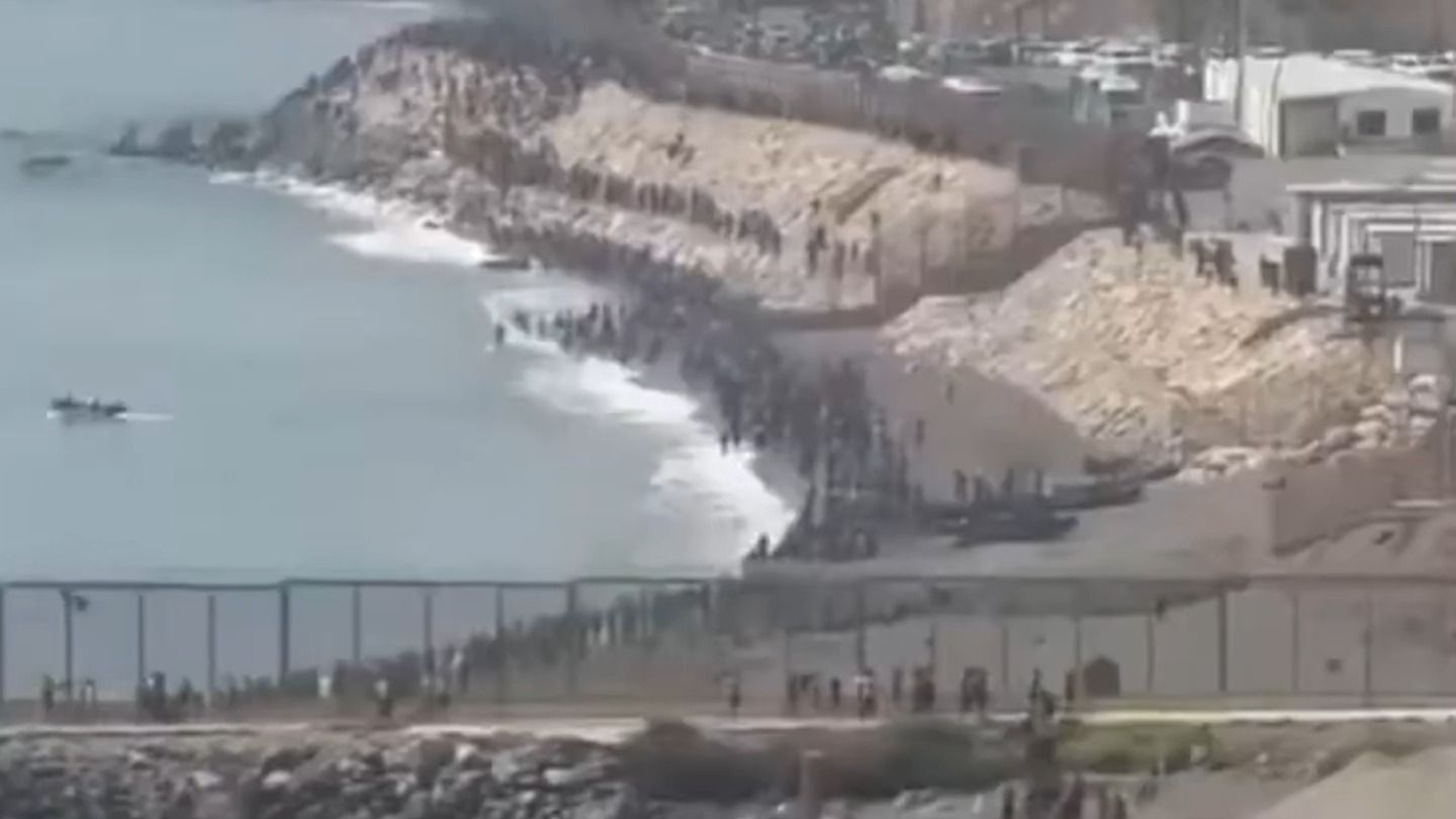 España acuerda con Marruecos la entrega urgente de los cientos de inmigrantes que han entrado ilegalmente en Ceuta