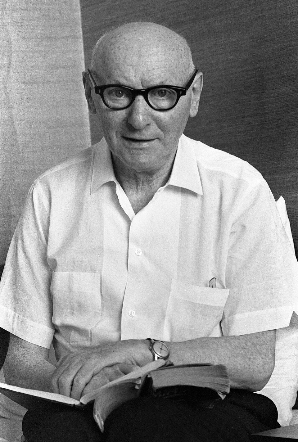 El escritor Isaac Bashevis Singer.