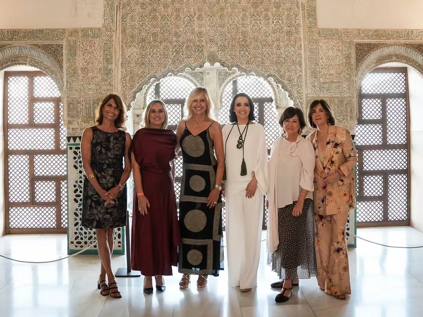 Marta Robles junto a la alcaldesa de Granada, Marifrán Carazo, Cristina Higueras, Cruz Sánchez de Lara, Nativel Preciado y Charo Izquierdo, directora de Magas.