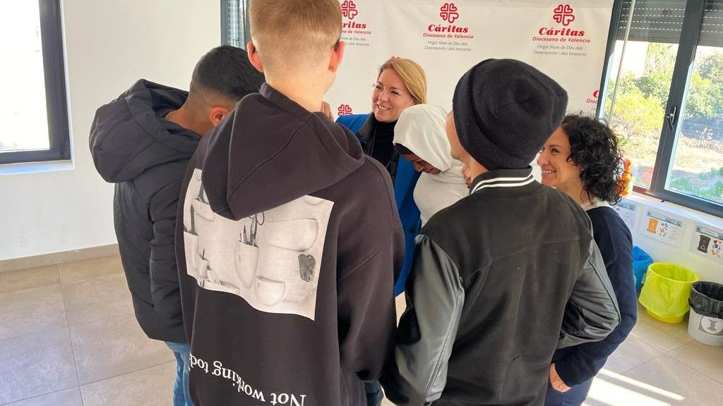 La vicepresidenta Susana Camarero y la 'consellera' Elena Albalat en una visita a un centro de menores migrantes.