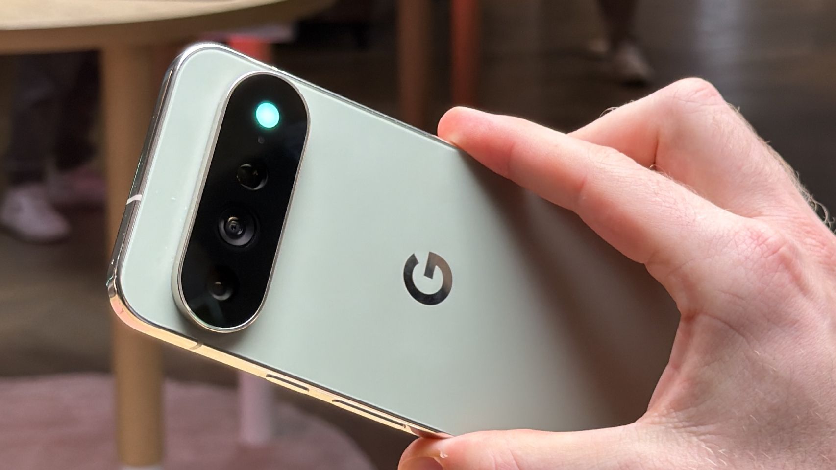 Módulo de cámara junto a HiLight en el Pixel 11 Pro XL
