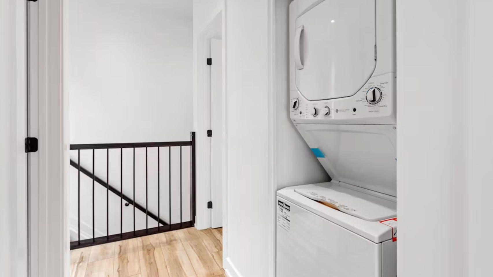 Una vivienda con lavadora y secadora