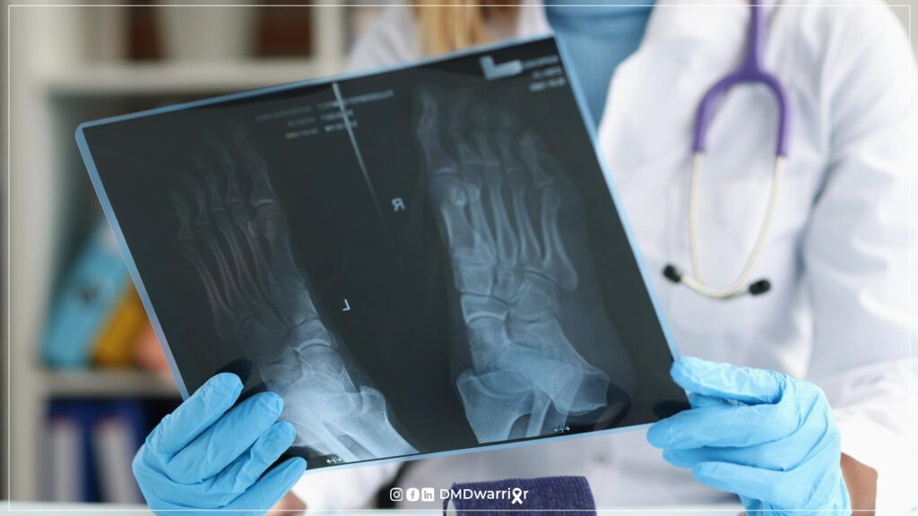 Una médica observa la radiografía de unos pies.