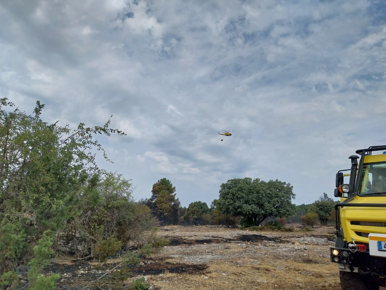 Labores de extinción en el incendio forestal declarado en El Recuenco (Guadalajara).