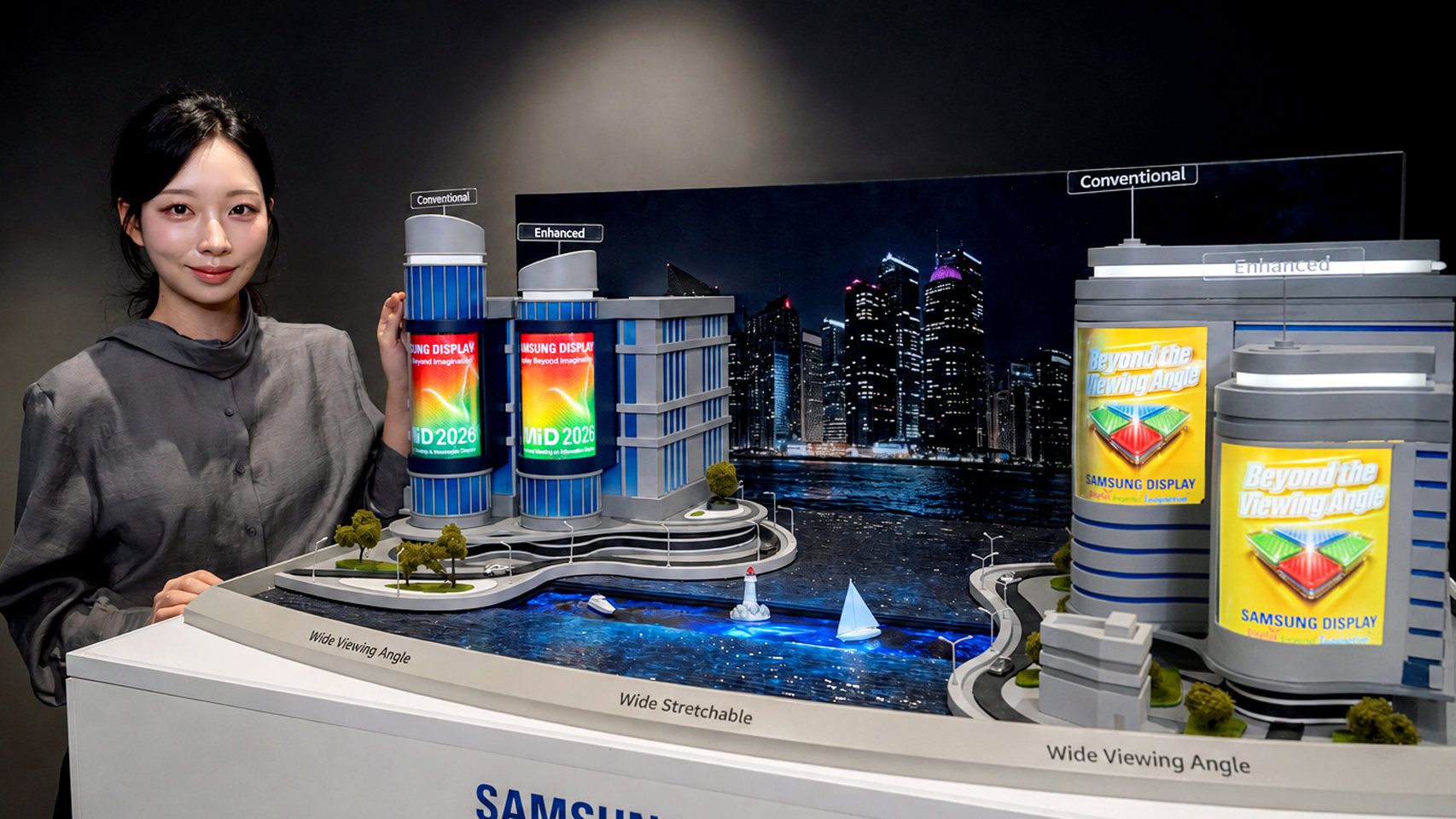 El nuevo panel plegable de Samsung (a la der. en las comparaciones)
