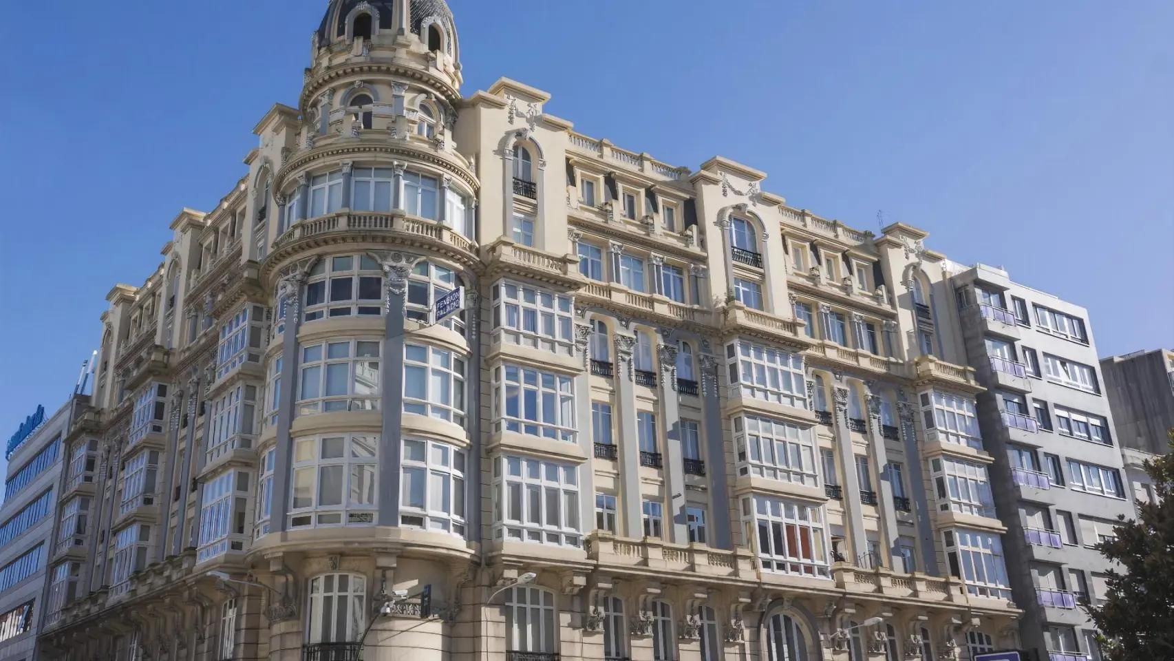 Fachada rehabilitada de la Casa Cortés, en la plaza de Galicia.