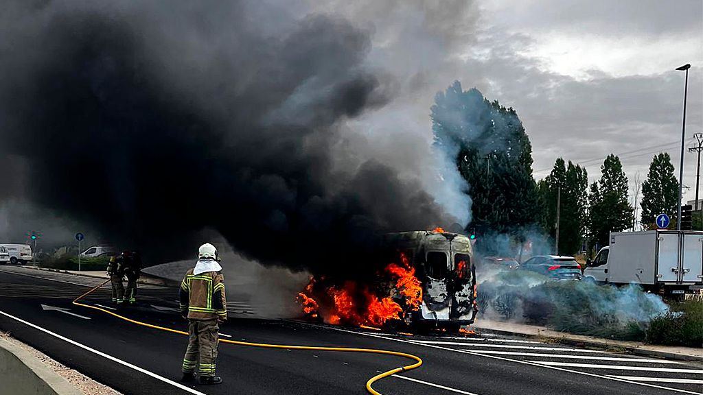 Imagen de la ambulancia ardiendo en Valladolid y actuación de los bomberos.