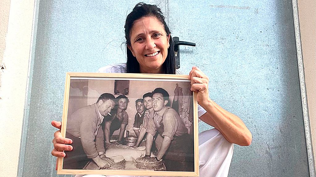 Esther con una imagen de sus abuelos.