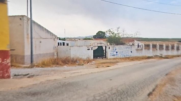 La valla de la vivienda del Paraje de Casas del Aljibe donde se produjo el homicidio.