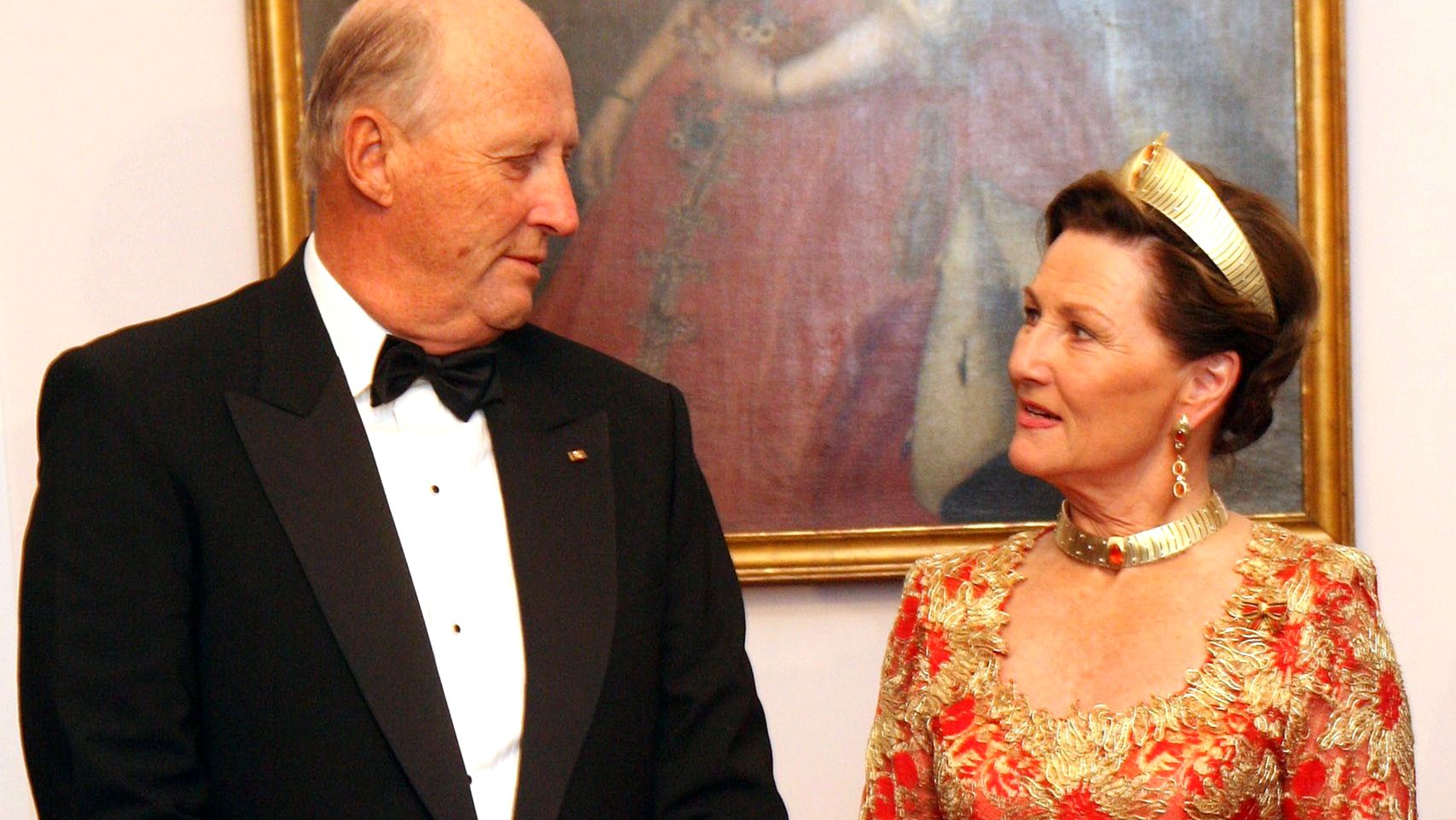 La reyes de Noruega posan mientras se miran en una imagen tomada en 2007.