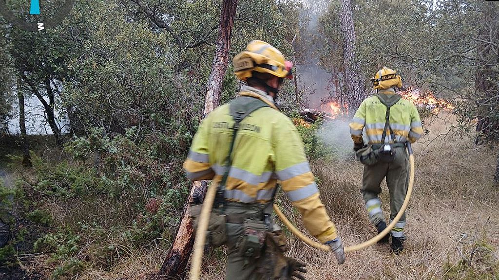 Los bomberos en el incendio de Salas de Bureba, en la provincia de Burgos.