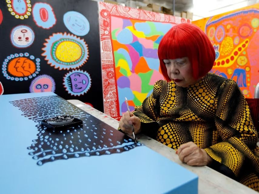 La artista pintando uno de sus patrones infinitos.