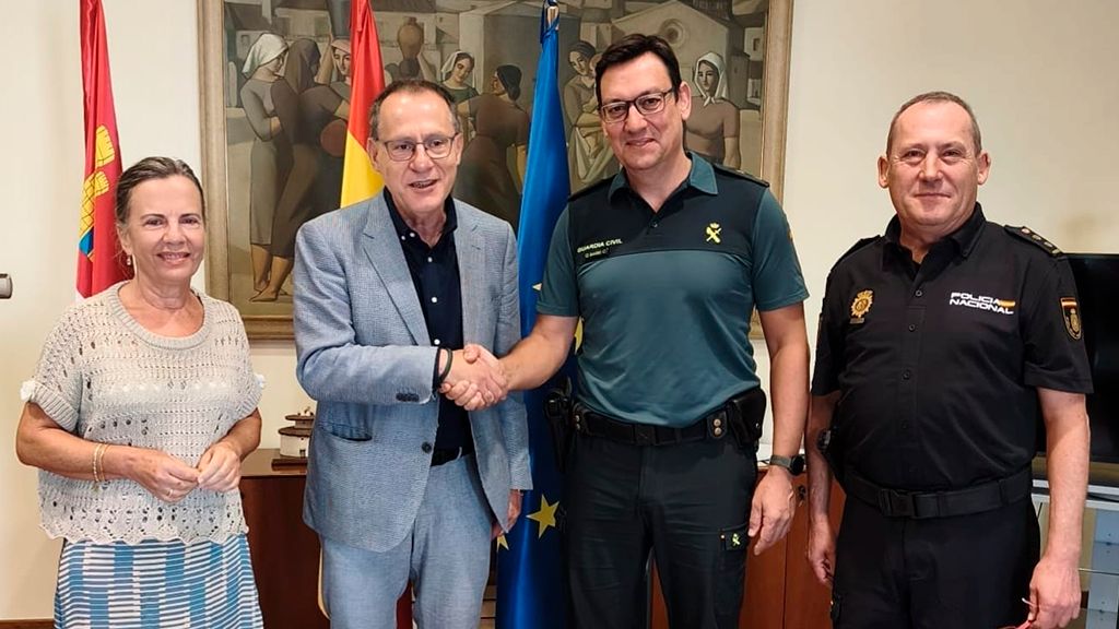 Jesús José González Tejada estrecha la mano a Héctor David Pulido.jpg