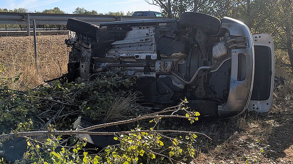 Imagen del vehículo volcado en la LE-30.