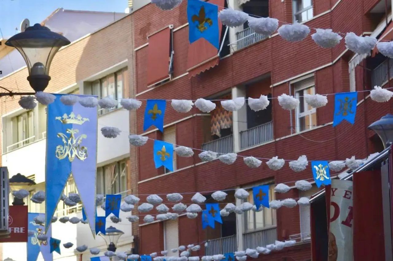 Instalación de 300 flores de papel el paso de la Virgen de Gracia por calle Calzada.
