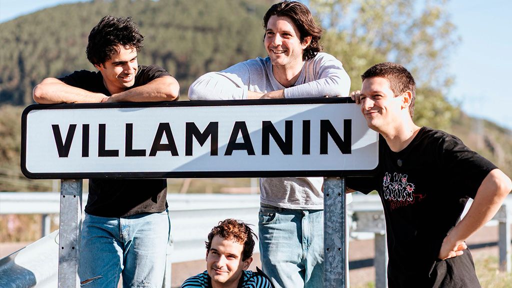 Carolina Durante y el cartel de Villamanín.