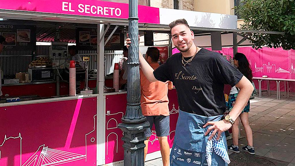 Imagen de Diego junto a su caseta.