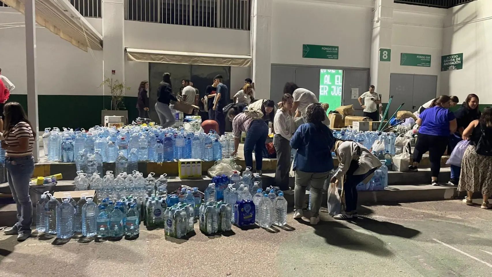 Los ilicitanos depositaron cientos de kilos de alimentos y víveres en las puertas del estadio tras la dana.