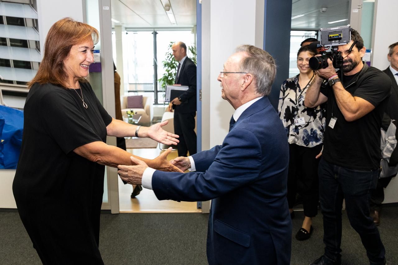 Dubravka Šuica, comisaria para el Mediterráneo, recibe a Juan Jesús Vivas este martes en la sede de la Comisión Europea, en Bruselas.