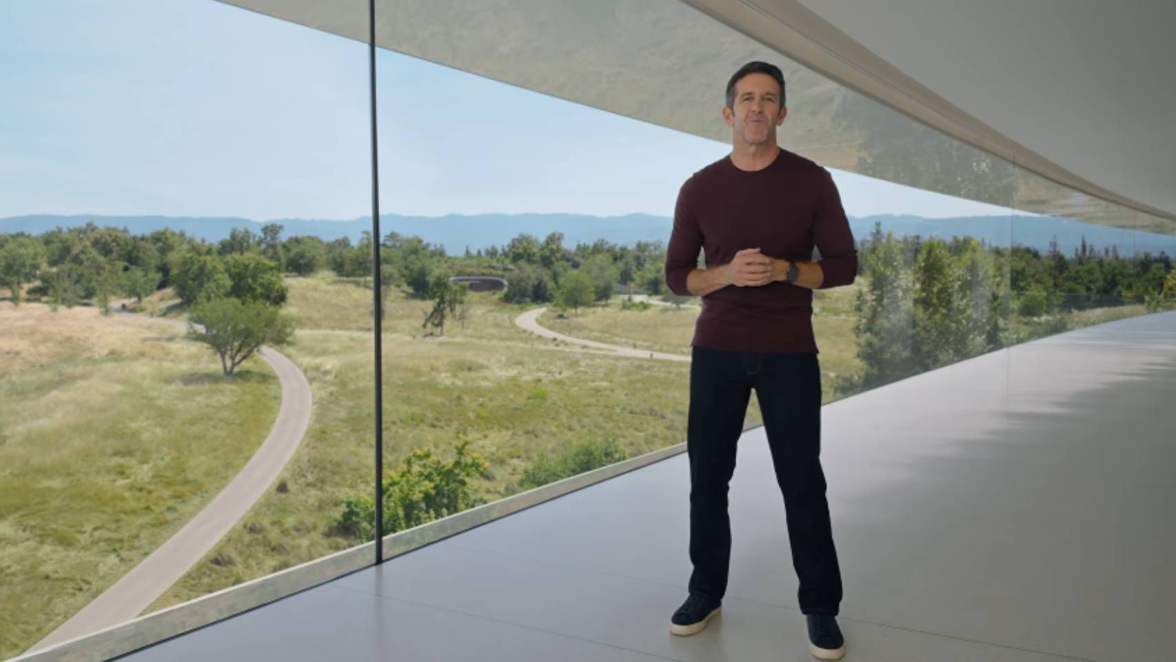 John Ternus en la keynote de Apple.