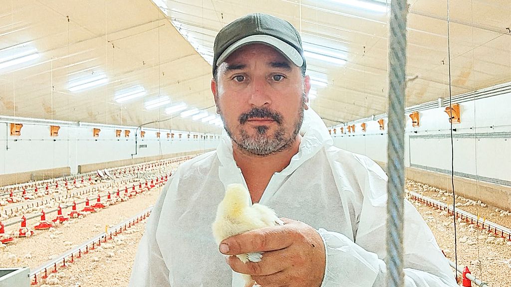 José Manuel Chico Nieto con uno de sus animales.