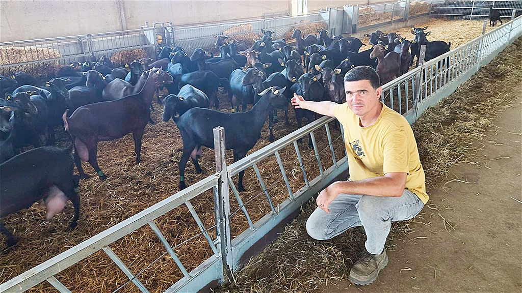 Imagen de Gonzalo Martínez Asensio con sus animales. 