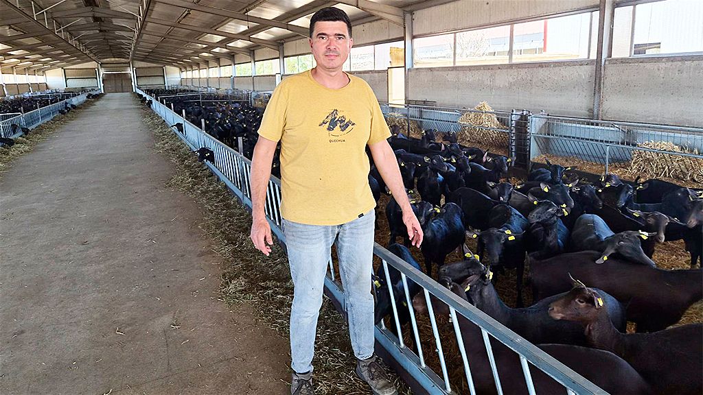 Imagen de Gonzalo junto a sus animales.