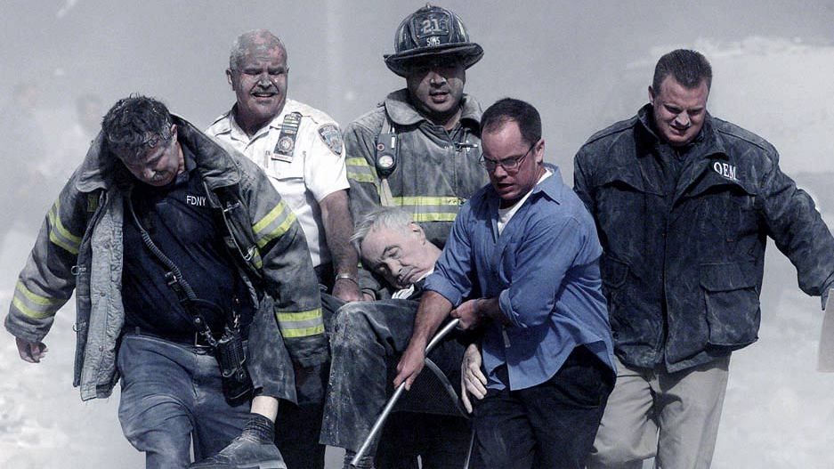 Miembros de los equipos de rescate transportan el cuerpo del padre franciscano Mychal Judge, el capellán de los Bomberos de Nueva York.