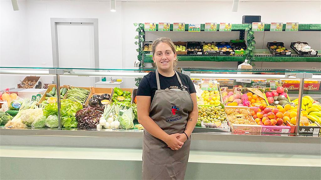 Silvia Peláez González en su nueva frutería del Mercado de La Rondilla. 