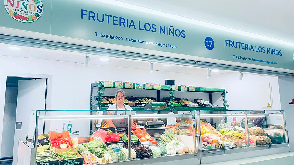 Imagen de Silvia en su nueva frutería.