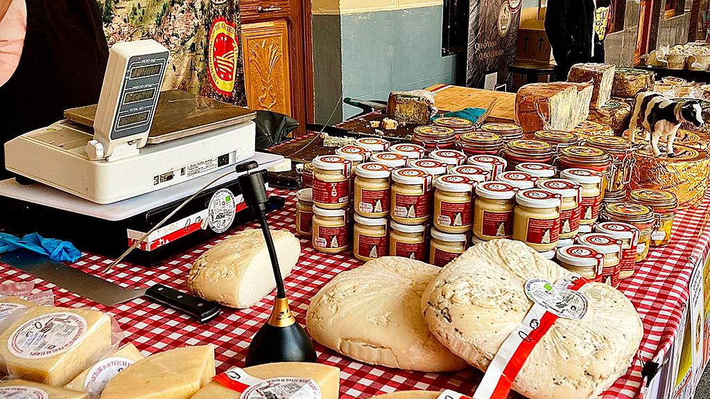 Quesos en el Mercado del Queso de Villalón.