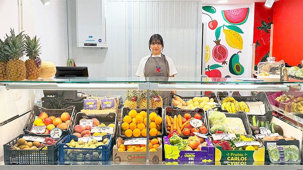 Los productos de la frutería y Megli, la dueña.