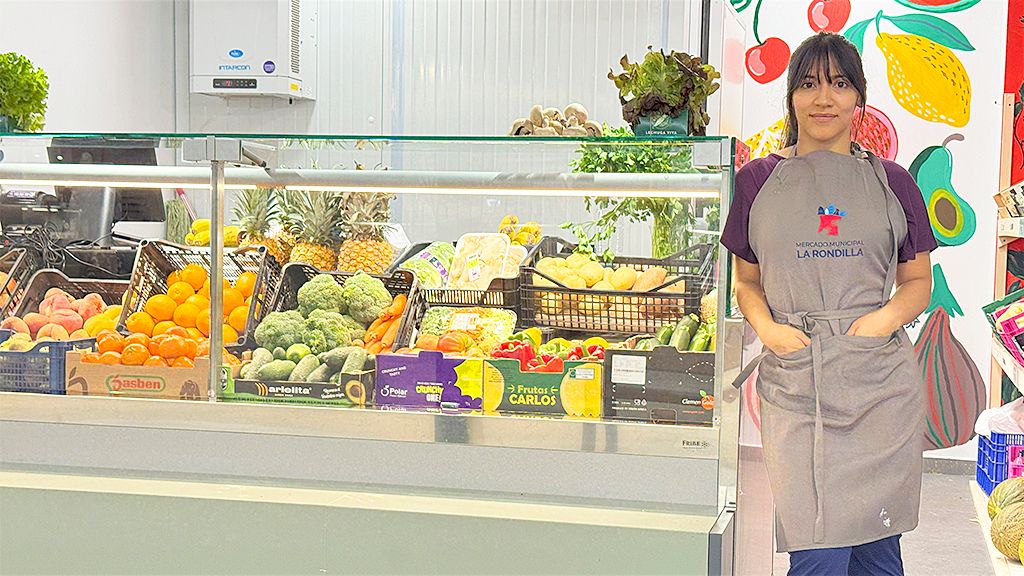 Megli en su nueva frutería del Mercado de La Rondilla.