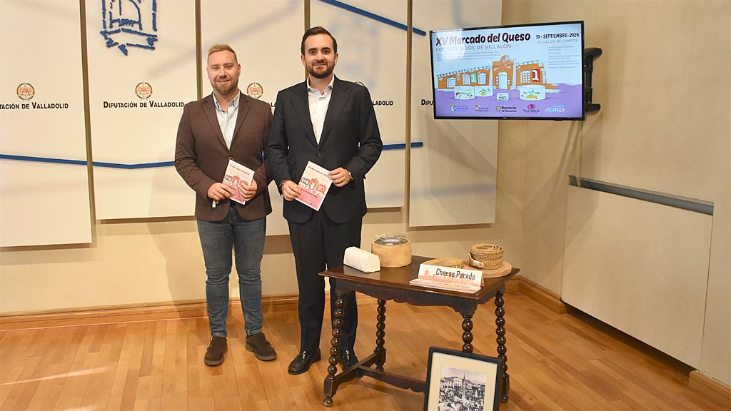 David de la Viuda a la izquierda y José Ángel Alonso a la derecha en la presentación del Mercado del Queso de Villalón. 