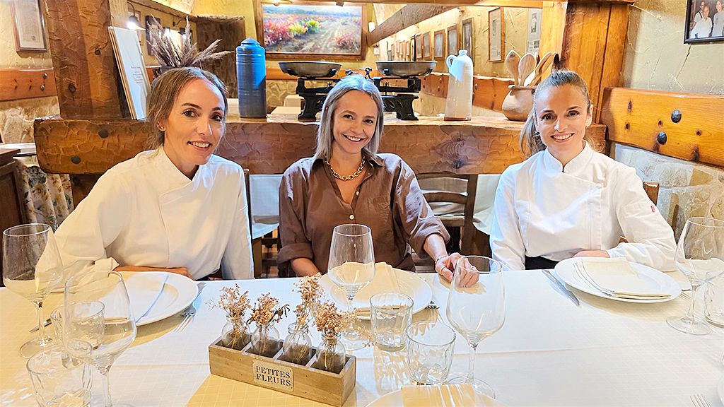 De izquierda a derecha: Vanesa, Patricia y Yovana, las tres hermanas en el Mesón del Cerrato. 