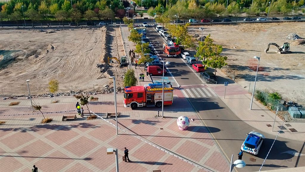 Imagen de los bomberos en la calle Asteroide donde se ha producido la fuga de gas. 