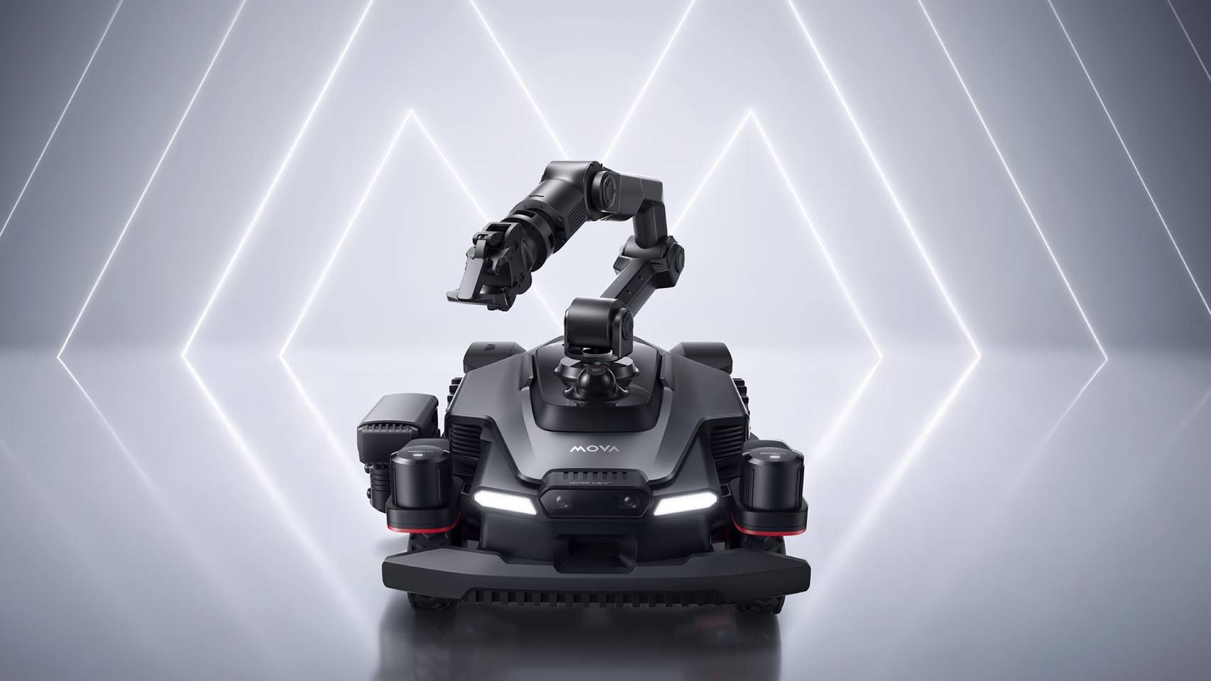 AstraX, el primer cortacésped equipado con un brazo multifuncional de cabezales intercambiables.