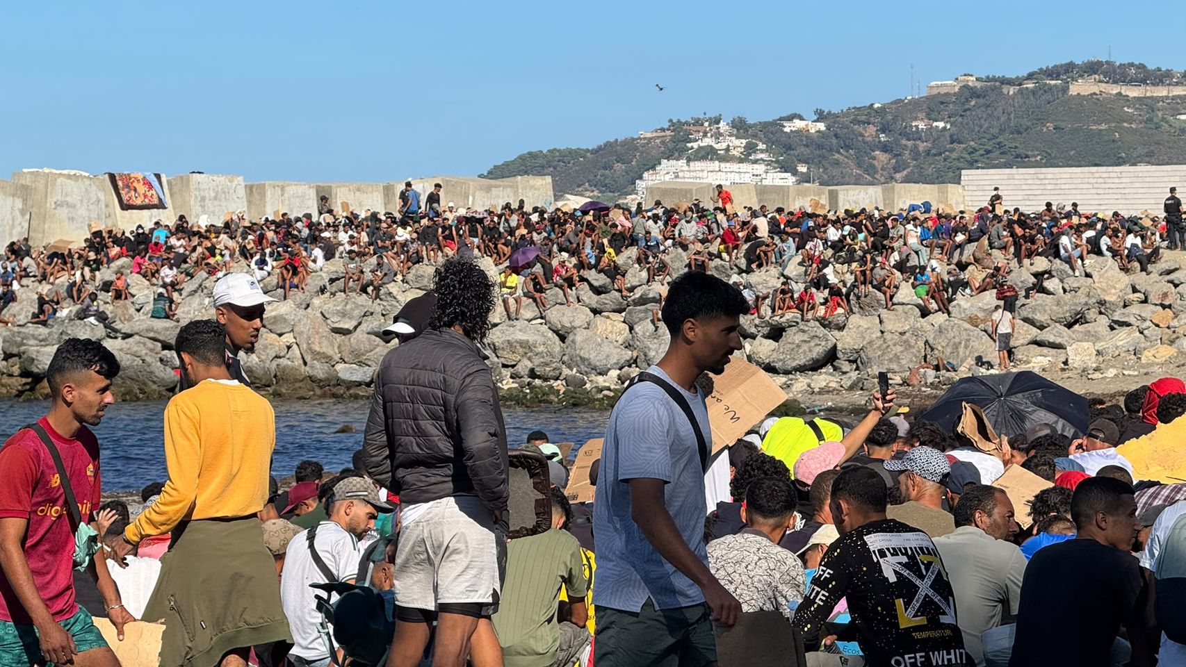 10.000 inmigrantes en cuatro playas, parques, cerros..: Estaremos en España hasta que nos den asilo
