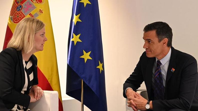 Sánchez felicita a los socialistas suecos, aunque sus recetas para la inmigración las califica en España de extrema derecha