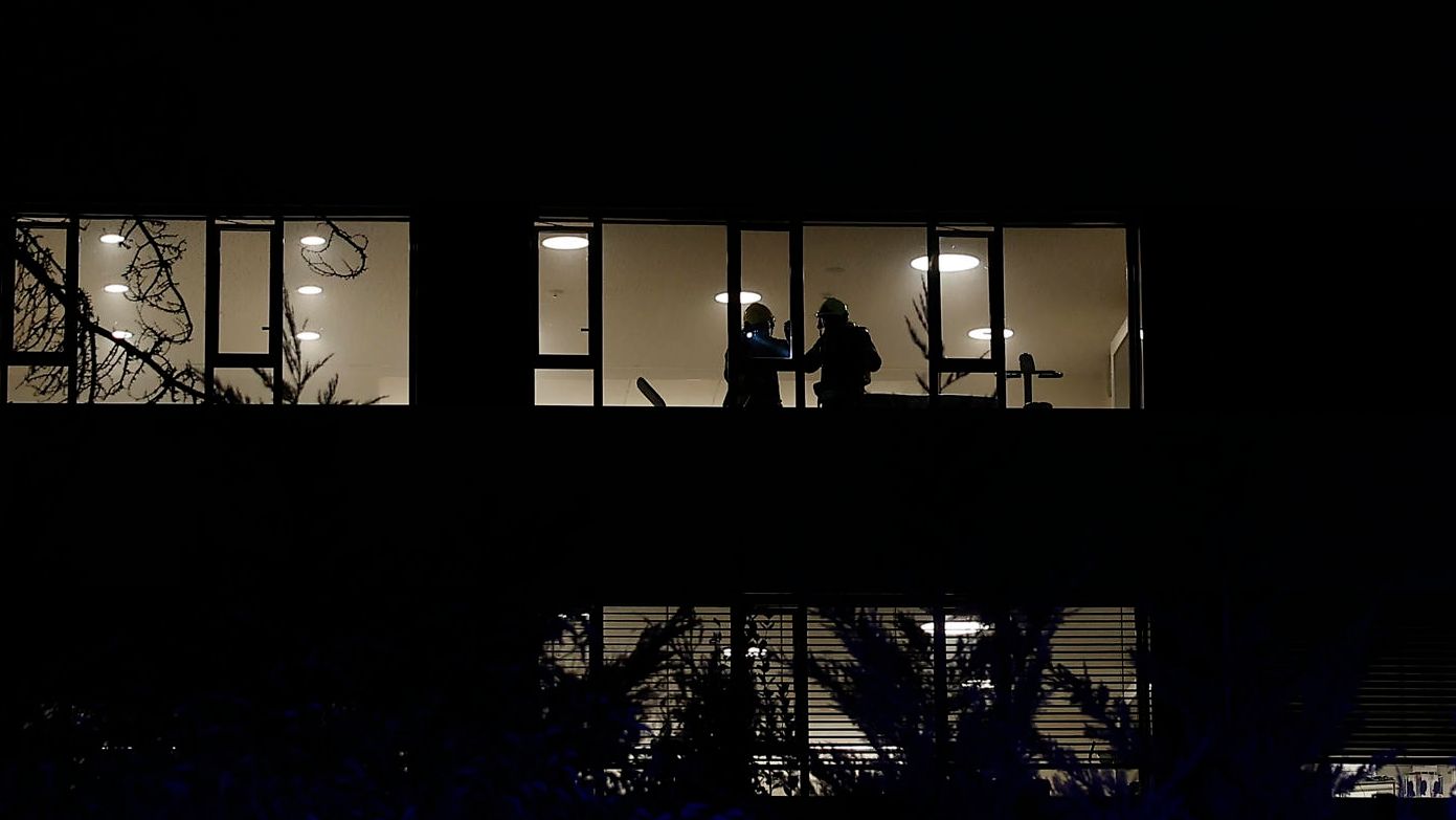 Al menos un muerto, 18 heridos y 50 reubicados tras el incendio de una residencia de Pamplona