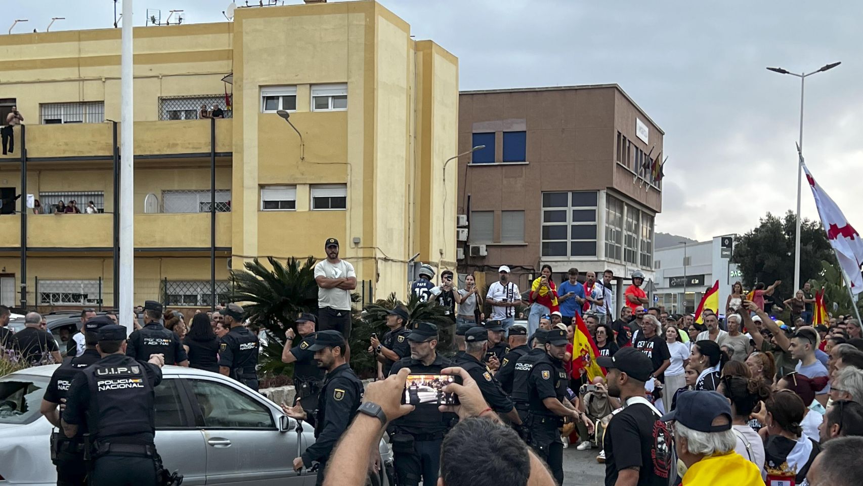 Negu Gorriak, los proetarras que llegan a Ceuta para repartir ayuda y vigilar las agresiones contra los migrantes