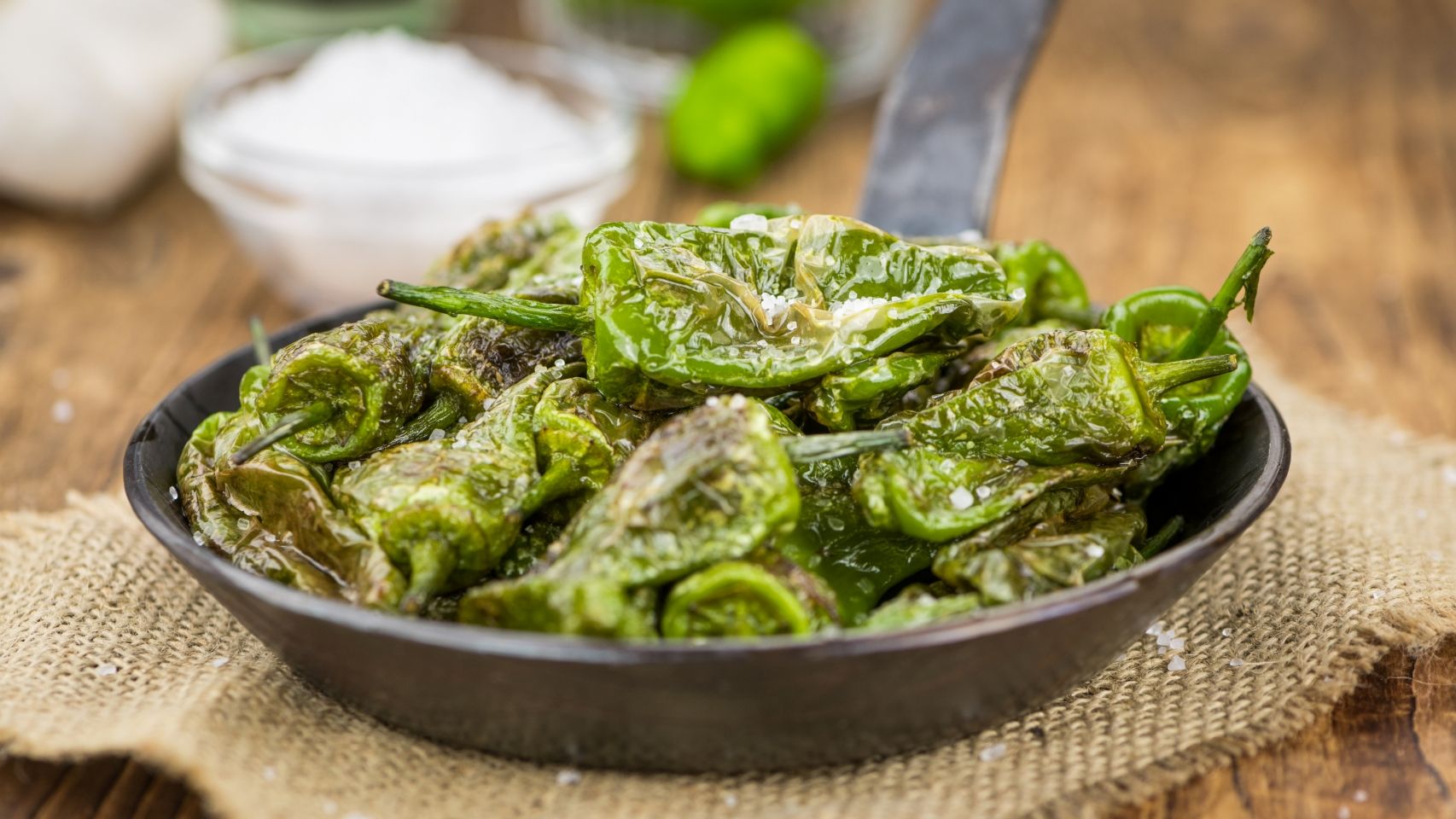 Pimientos picantes y Jordi Cruz en un montaje de El Español