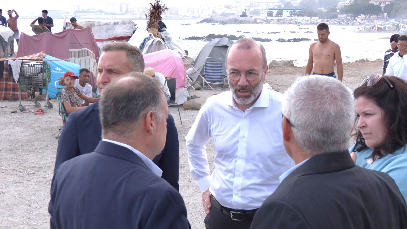 Estoy impresionado : Weber vuelve a Bruselas conmovido por lo visto en Ceuta tras visitar las chabolas en el Trampolín