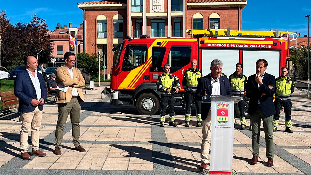 Presentación del nuevo vehículo para los bomberos en Arroyo de la Encomienda. 