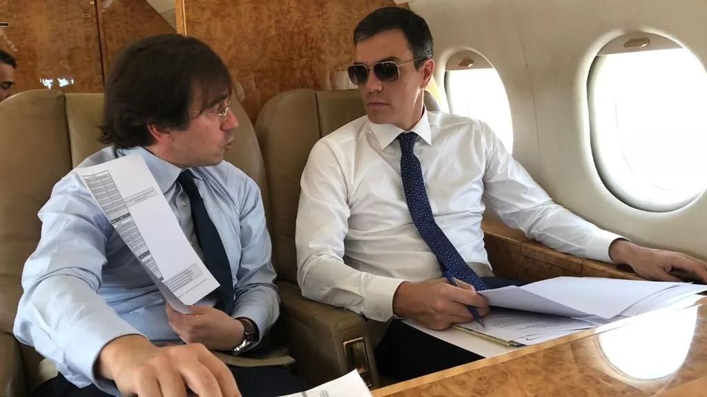 Pedro Sánchez imitando a un Kennedy de polígono.