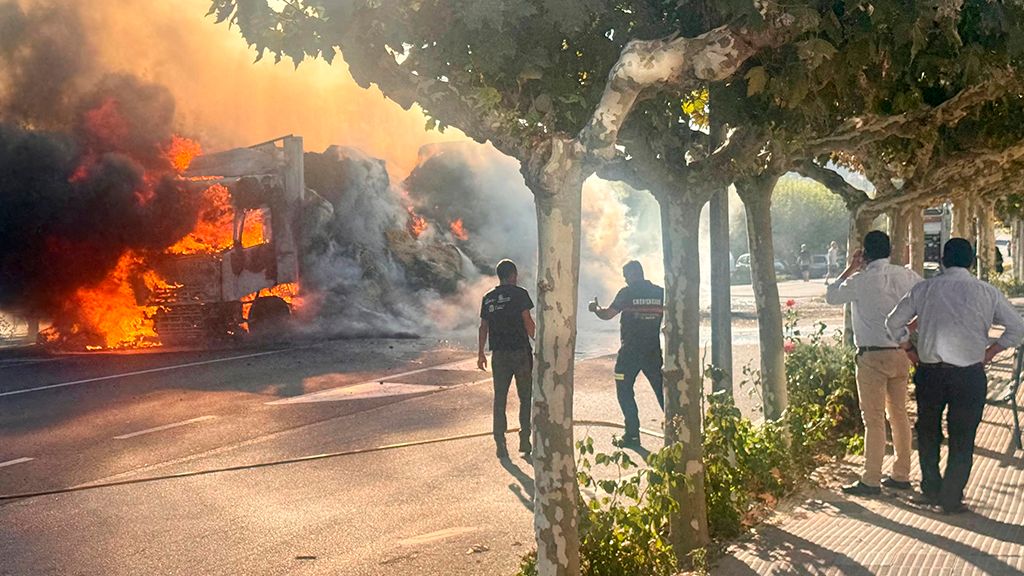 Imagen del incendio de un camión de paja en El Barraco. 