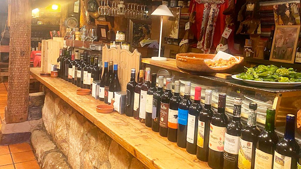 Imagen del interior de la Bodega Restaurante La Sorbona en Fuensaldaña.