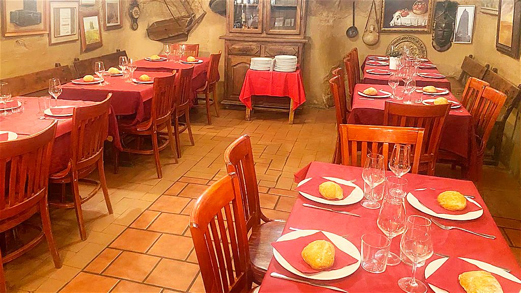 Interior de la Bodega Restaurante La Sorbona en Fuensaldaña.