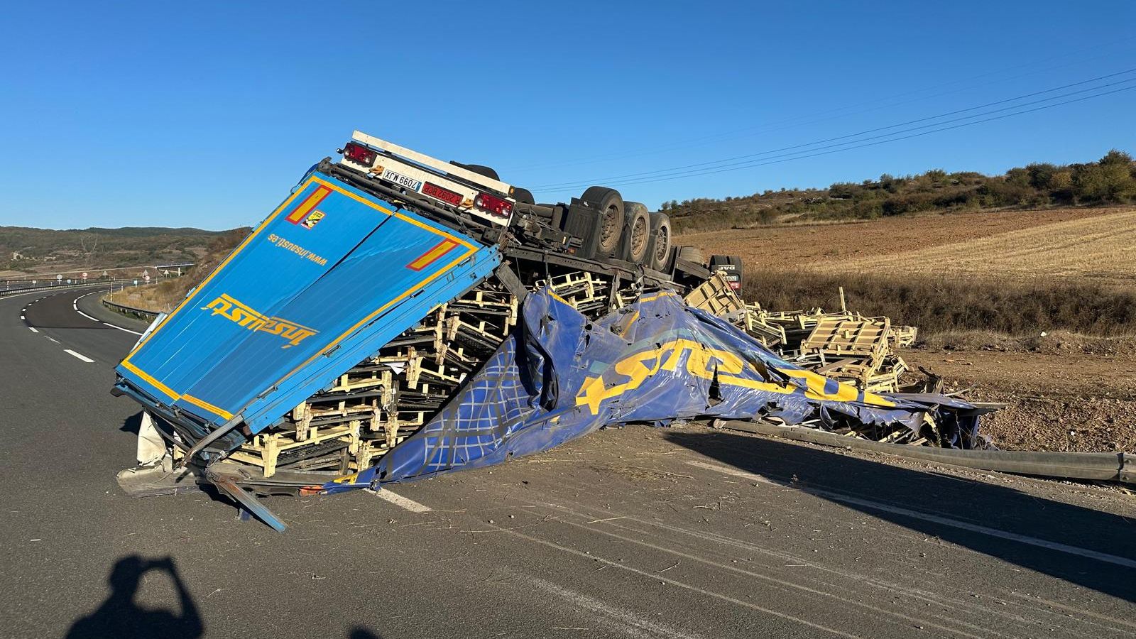 Imagen del camión que ha tenido el accidente y donde han muerto dos personas.