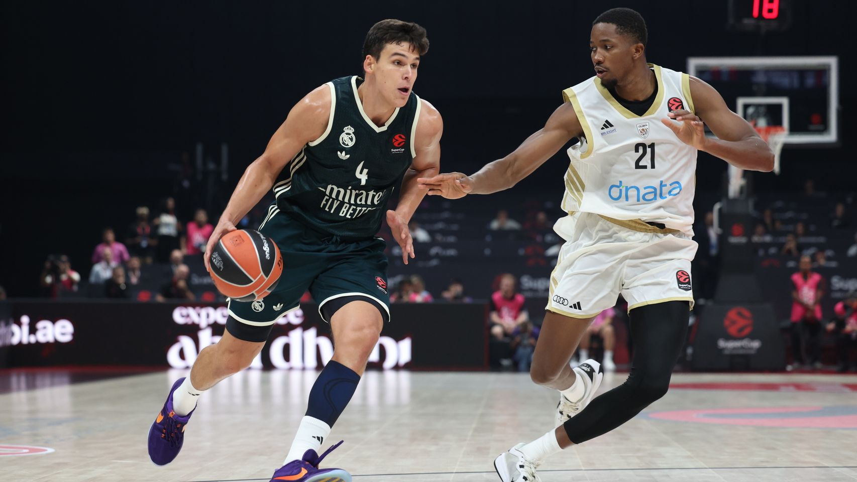 Jaime Pradilla conduce el balón presionado por Mamadi Diakite.